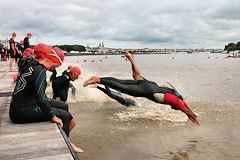 Les nageurs de la  traversée de Bordeaux à la nage se jettent à l'eau
