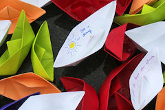 Origamis et messages dans les petits bateaux | Photo Bernard Tocheport