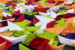 12446 petits bateaux en origami sur le miroir d'eau | Photo Bernard Tocheport