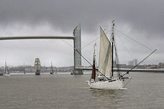 Bordeaux voiliers le Biche après son passage du pont Chaban Delmas | Photo Bernard Tocheport