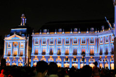 Bordeaux fête le vin : façade des quais illuminée