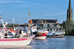 Trois navires de pêche de La Cotinière à Bordeaux devant Saint Michel  | 33-bordeaux.com