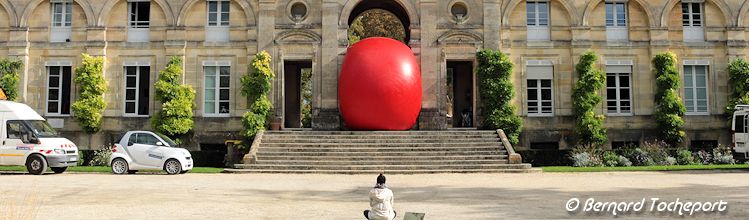 Redball project Kürt Perschke  - la boule Rouge au jardin public de Bordeaux