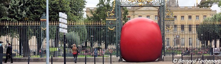 Boule rouge Jardin de la mairie - Cours d'Albret