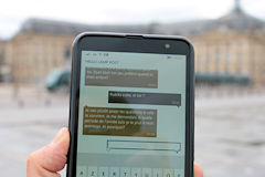 Hello Lamp Post : dialogue SMS avec le miroir d'eau | photo 33-bordeaux.com