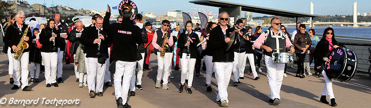 La Band'à Léo défilant sur les quais pour la parade Bordeaux SO Good