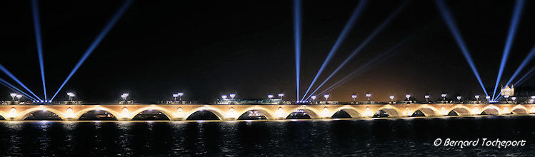 Faisceaux laser sur le pont de pierre à Bordeaux | Photo Bernard Tocheport