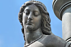 Portrait d'Euphrosyne, l'une des 3 Grâces de la fontaine | Photo 33-bordeaux.com