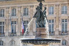 Fontaine des 3 Grâce avec les façades de la bourse en toile de fond | Photo 33-bordeaux.com