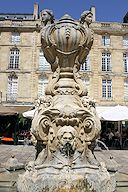 Eau jaillissante de la fontaine place du Parlement à Bordeaux | Photo Bernard Tocheport