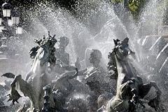 Jets d'eau sur les chevaux au pieds palmés de la fontaine des Girondins à Bordeaux | Photo Bernard Tocheport