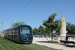 Passage du tram devant la fontaine des Salinières à Bordeaux | Photo Bernard Tocheport