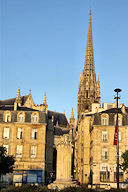 Fontaine de la grave face à la rue des Faures et flèche Saint Michel à Bordeaux | Photo Bernard Tocheport