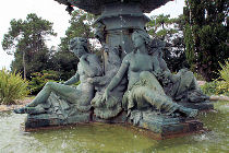 Fontaine de Soulac : personnages et socle rouillé