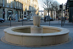 Face à la porte de Bourgogne ce qu'il reste de la fontaine Retour d'Egypte | Photo 33-bordeaux.com