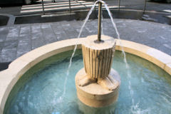 Les restes de la fontaine Retour d'Egypte "les pieds dans l'eau" | Photo 33-bordeaux.com