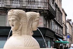 Eau sortant de la bouche des visages féminins de la fontaine Retour d'Egypte | Photo 33-bordeaux.com