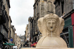 Dans l'alignement de la rue des Faures les 3 têtes de la fontaine Retour d'Egypte | Photo 33-bordeaux.com