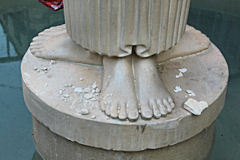Eclats de pierre signes du vandalisme de la fontaine Retour d'Egypte du cours Victor Hugo à Bordeaux | Photo 33-bordeaux.com