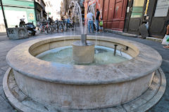 L'étrange jet d'eau, vestige d'une fontaine détruite cours Victor Hugo | Photo 33-bordeaux.com
