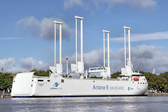 Canopée navire de transport Ariane 6 devant les Quinconces à Bordeaux | Photo Bernard Tocheport