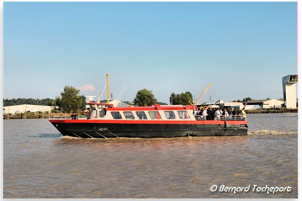 Bateau naviguant sur la GARONNE à Bordeaux : 33-bordeaux.com