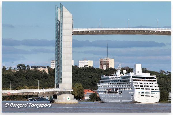 Bateau naviguant sur la GARONNE à Bordeaux : 33-bordeaux.com