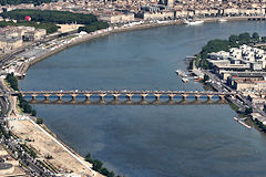 Vue aérienne de la Garonne à Bordeaux -  photo 33-bordeaux.com