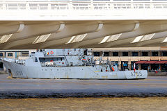 Passage du navire militaire A755 LION sous le pont Chaban Delmas à Bordeaux | Photo 33-bordeaux.com