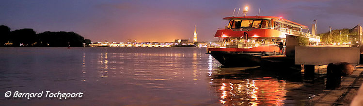 Ponton Bordeaux River Cruise la nuit