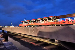 Quai des Chartrons passerelle d'accès du ponton Bordeaux River Cruise  | Photo 33-bordeaux.com