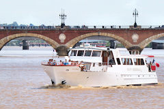 Yacht de Bordeaux le Luna devant le pont de pierre | Photo Bernard Tocheport