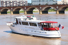 LUNA Yacht de Bordeaux devant le pont de pierre | Photo Bernard Tocheport
