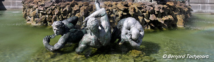 Le mensonge, l'Ignorance et le Vice symboles sur la Fontaine des Girondins | Photo Bernard Tocheport
