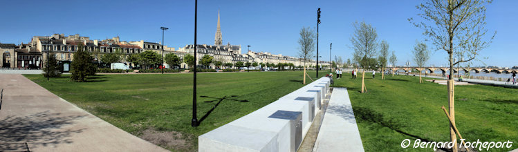Bordeaux panoramique entre porte de la Monnaie et pont de pierre