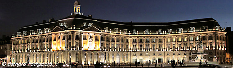 Vue panoramique façade place de la Bourse la nuit