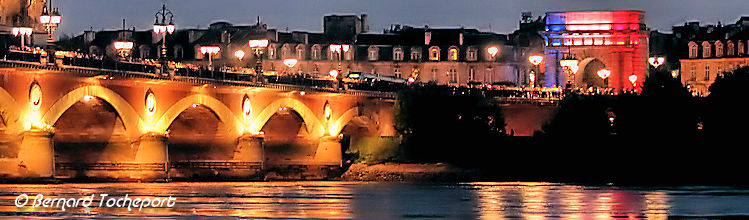 Pont de pierre et porte de Bourgogne éclairage tricolore