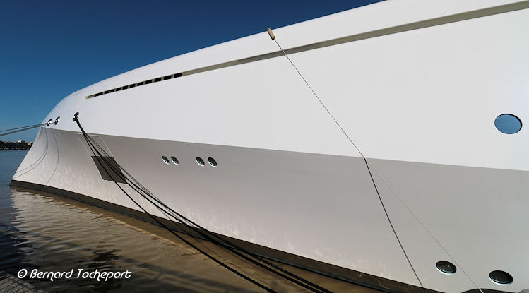 Yacht A à étrave inversée en escale à Bordeaux | Photo 33-bordeaux.com
