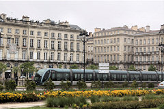 Bordeaux : tramway devant le jardin des lumières | 33-bordeaux.com