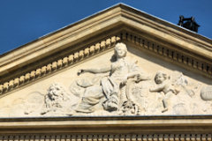 Bordeaux : fronton sculpté au jardin de la Mairie | photo 33-bordeaux.com
