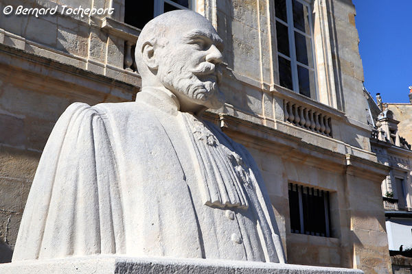 Buste de Ulysse Gayon devant le bâtiment du Muséum de Bordeaux | Photo Bernard Tocheport