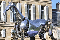 ZEUS cheval des JO devant les façades du Jardin public de Bordeaux | Photo Bernard Tocheport