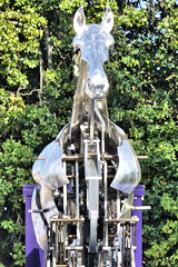 Cheval ZEUS de face devant les arbres du Jardin public de Bordeaux | Photo Bernard Tocheport