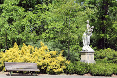 Statue l’Enlèvement d'Iphigénie dans la verdure du parc bordelais  | Photo Bernard Tocheport