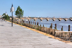 Bordeaux : promenade et pont de pierre