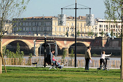 Bordeaux : sport en famille au pied du pont de pierre