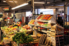 Fruits et légumes au marché des Capucins à Bordeaux -  photo 33-bordeaux.com