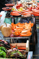 Légumes au marché des Capucins à Bordeaux -  photo 33-bordeaux.com