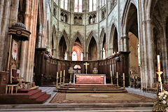 Vue de l'autel de la cathédrale Saint André | Photo Bernard Tocheport