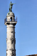 Colonnes ROSTRALES et statue de la navigation | 33-bordeaux.com